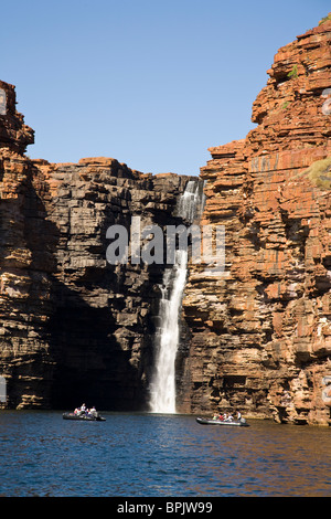 Passagiere aus der Aussie Expedition Kreuzer Orion genießen Sie einen Zodiac-Ausflug auf der King George River Falls Australien Stockfoto