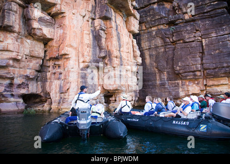 Passagiere von Aussie Expedition Kreuzer Orion sind um einige spektakuläre Sandstein Landschaft König George Falls Australien behandelt. Stockfoto