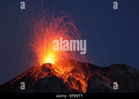 8. Mai 2009 - Stromboli Ausbruch, Äolischen Inseln, nördlich von Sizilien, Italien. Stockfoto