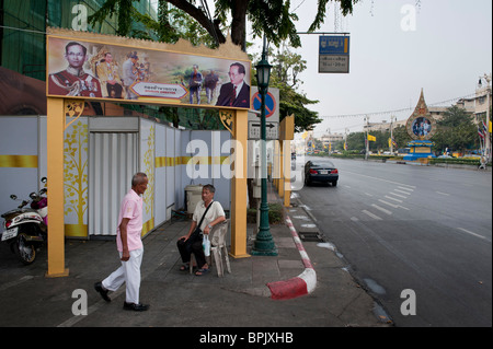 Die Hauptstraße im alten Bangkok wurde überschwemmt mit Bildern des Königs von Thailand. Stockfoto