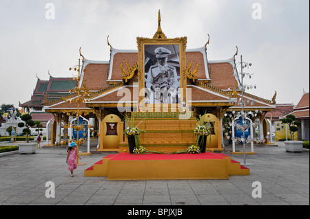 Die Hauptstraße im alten Bangkok wurde überschwemmt mit Bildern des Königs von Thailand. Stockfoto