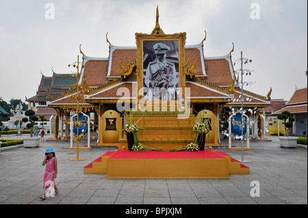 Die Hauptstraße im alten Bangkok wurde überschwemmt mit Bildern des Königs von Thailand. Stockfoto