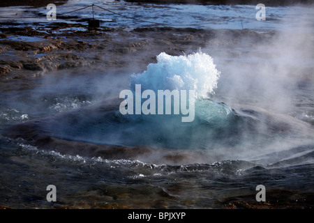 27. März 2010 - Strokkur Geysir, Haukadalur, Island. Stockfoto