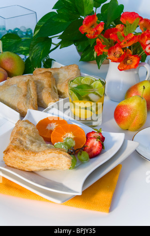 Apple-Umsätze-Gebäck mit Kaffeetassen im Hintergrund Stockfoto