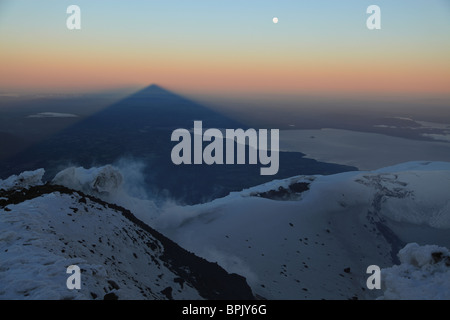 3. Dezember 2009 - Villarrica, Gipfel Blick mit Schatten bei Sonnenaufgang, Araucania Region, Chile. Stockfoto