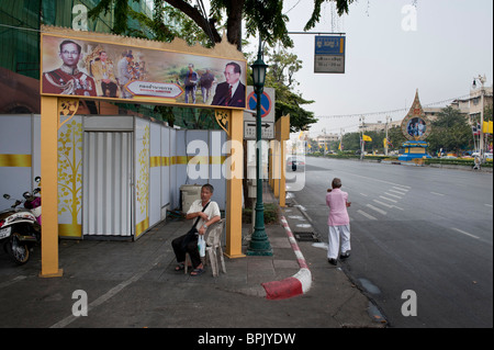 Die Hauptstraße im alten Bangkok wurde überschwemmt mit Bildern des Königs von Thailand. Stockfoto