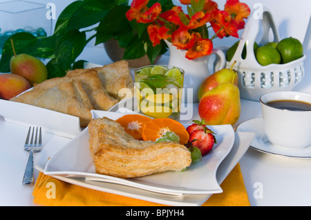 Apple-Umsätze-Gebäck mit Kaffeetassen im Hintergrund Stockfoto