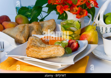 Apple-Umsätze-Gebäck mit Kaffeetassen im Hintergrund Stockfoto