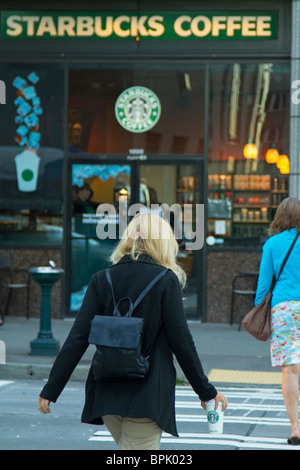 Starbucks Coffee Café in Seattle mit Frau mit Kaffeetasse. Stockfoto