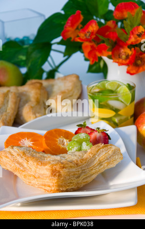 Apple-Umsätze-Gebäck mit Kaffeetassen im Hintergrund Stockfoto