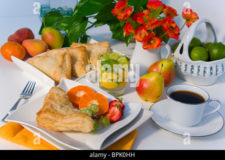 Apple-Umsätze-Gebäck mit Kaffeetassen im Hintergrund Stockfoto