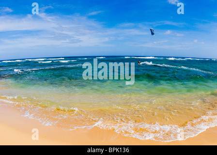 Kitesurfer Gillin der Strand bei Maha'ulepu am Südufer, Insel Kauai, Hawaii Stockfoto