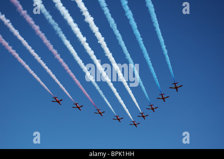 Die Welt berühmten Red Arrows fliegen eine V-Formation während ihrer Anzeige bei Cromer Karneval, Norfolk Stockfoto