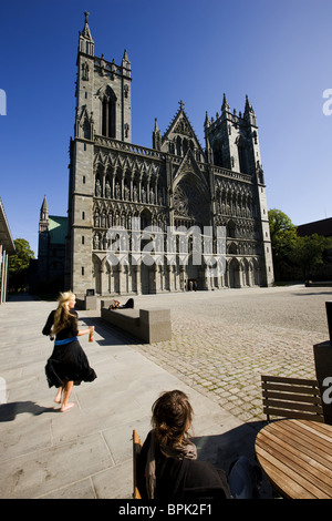 Menschen vor dem Nidarosdom Dom unter blauem Himmel, Trondheim, Tröndelag, Norwegen, Skandinavien, Europa Stockfoto