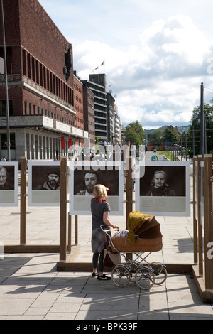 Frau mit Vintage Kinderwagen Blick auf Tom Hatlestad Freiheit-Freigelände am Hafen von Oslo, Zentrum von Oslo, Norwegen. Stockfoto