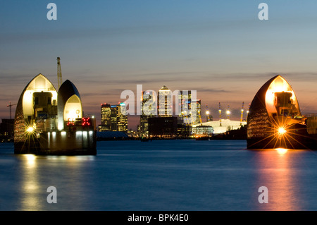 Thames Barrier mit Canary Wharf und die O2-Arena in der Abenddämmerung Stockfoto