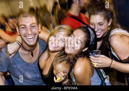 Jugendliche feiern auf den Straßen, Festival von Santa Tecla, Sitges, Katalonien, Spanien, Europa Stockfoto