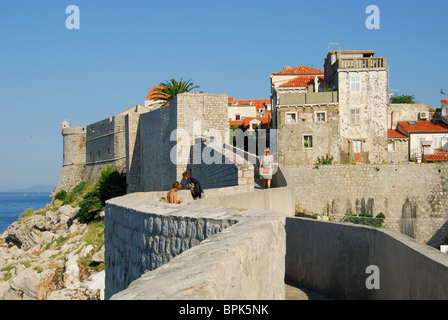 DUBROVNIK, KROATIEN. Fuß die Wände durch die Altstadt. Stockfoto