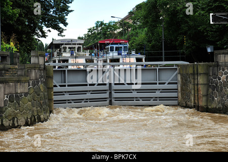 Fluss-Sperre auf Moldau, Prag, Tschechische Republik Stockfoto