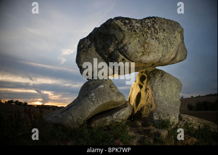 Der Teufel Den neolithischen Grabmal, Marlborough Downs, Wiltshire, UK Stockfoto