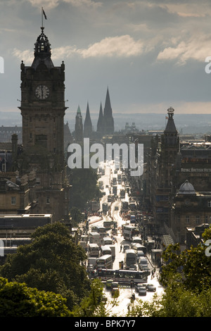 Blick vom Calton Hill in Richtung Princes Street, der Clock Tower ist Teil der Balmoral Hotel, Edinburgh, Schottland, Europa Stockfoto