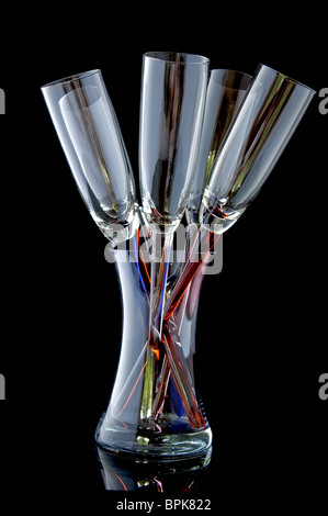 Dieses einzigartige Glas Gläser sind 5 Weingläser in einem Blumenstrauß-Typ festlegen, innerhalb einer Vase Glashalter. Leer und funkelnden reinigen. Stockfoto