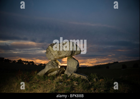 Der Teufel Den neolithischen Grabmal, Marlborough Downs, Wiltshire, UK Stockfoto