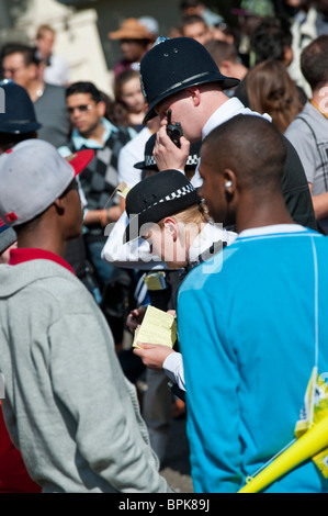 Polizei-Stop und unverhältnismäßig viel schwarzen Besucher suchen. Der Notting Hill Carnival am Montag Stockfoto