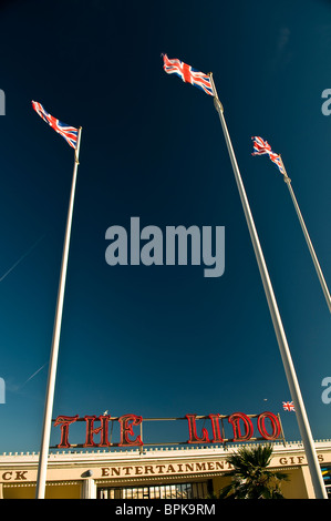 Drei Union Jack Fahnen flattern im Wind außerhalb des Lido Worthing, West Sussex, UK Stockfoto