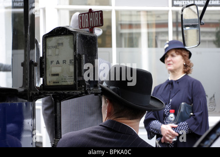 Film Crew und Cast in der York Street und der George Street, London während der Dreharbeiten Periode Drama von Edward und Frau Simpson. Stockfoto