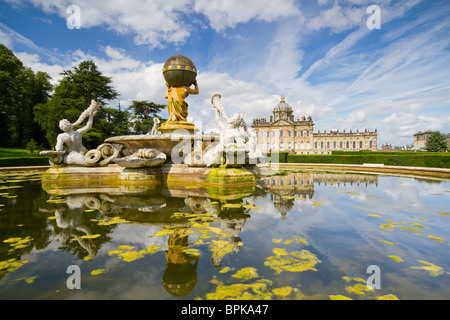 Die Atlas-Brunnen und Hauptgebäude Fassade im Castle Howard Stockfoto