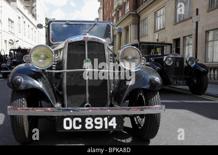 Film Crew und Cast in der York Street und der George Street, London während der Dreharbeiten Periode Drama von Edward und Frau Simpson. Stockfoto