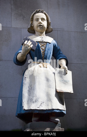 Liebe Kind Mädchen Figur auf Außenseite des St. Andrew Church, Holborn London UK Stockfoto