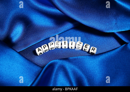 Diese Serie hat einen tief königsblauen satin glänzenden Hintergrund mit dem Wort Vorspeise in schwarz / weiß Cube Schriftzug. Stockfoto