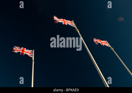 Drei Union Jack Fahnen flattern im Wind Stockfoto