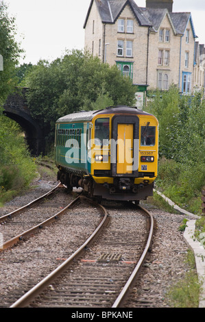 Personenzug in Station bei Llandrindod Wells Powys Mid Wales UK Stockfoto