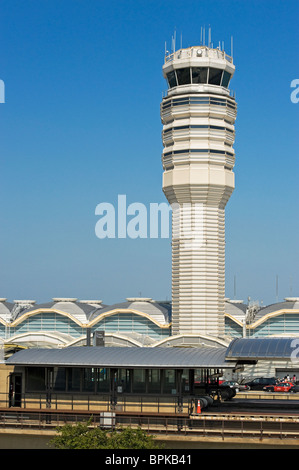 Der Kontrollturm Ronald Reagan National Airport in der Nähe von Washington DC Stockfoto