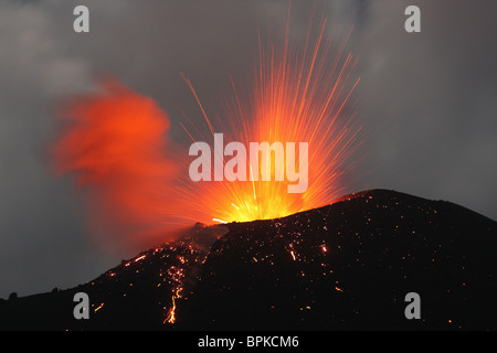 2. Juni 2009 - Krakatau Eruption, Sunda-Straße, Indonesien. Stockfoto