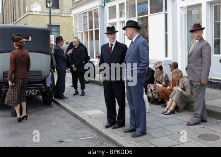 Film Crew und Cast in der York Street und der George Street, London während der Dreharbeiten Periode Drama von Edward und Frau Simpson. Stockfoto