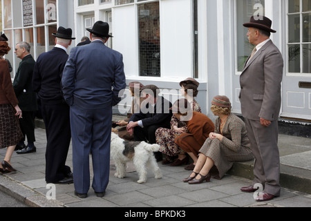 Film Crew und Cast in der York Street und der George Street, London während der Dreharbeiten Periode Drama von Edward und Frau Simpson. Stockfoto