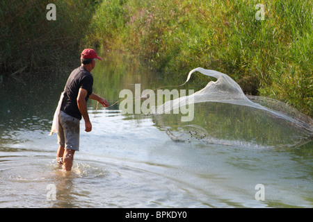 Fischen mit Netz (griechisch Pezovolo) im Alphäus River an der Peloponnes Griechenland Stockfoto