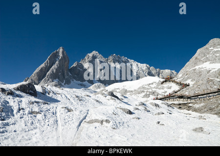 Der Höhepunkt des Yulong (Jade-Drachen)-Berg in Lijiang, Provinz Yunnan, China. Stockfoto