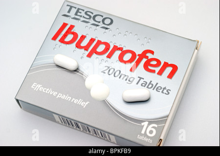 Supermarkt-Marke-Packungen mit Ibuprofen Tabletten mit Braille-Informationen für blinde teilweise gesichtet Stockfoto