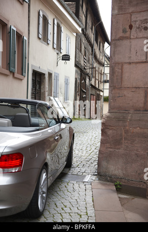 Cabrio, vorbei an einer Lane, Gernsbach, Schwarzwald, Baden-Württemberg, Deutschland Stockfoto