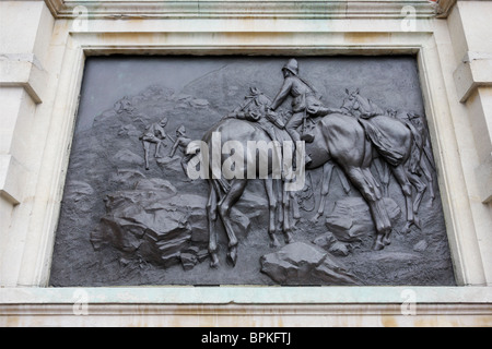 Die wichtigsten Bronzerelief auf das Denkmal für The Carabiniers an der Kreuzung der Chelsea Bridge Road und Chelsea Embankment gesetzt. Stockfoto