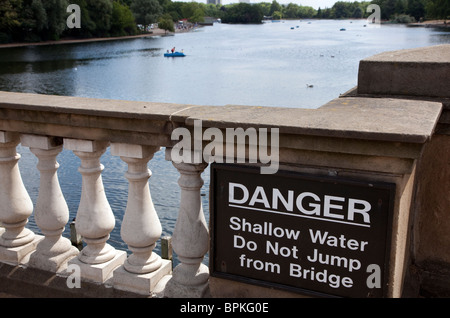 Warnschild am Serpentine zu überbrücken, im Hyde Park, London Stockfoto