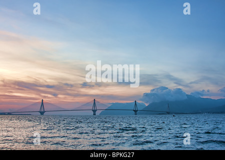 Rio - Antirrio Brücke durch seinen echten Namen Charilaos Trikoupis-Brücke verbindet Halbinsel Peloponnes Griechenland Festland. Stockfoto