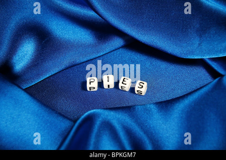 Royal Blue satin Hintergrund mit reichen Falten und Fältchen für Textur ist das Wort Kuchen in schwarz / weiß Cube Schriftzug der Serie. Stockfoto