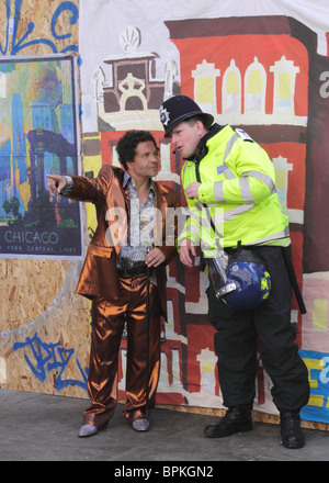 Polizist und Parader auf Notting Hill Karneval 2010 Stockfoto