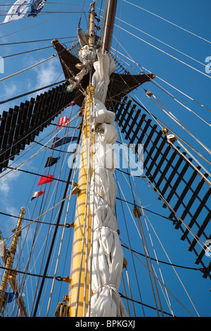 Rigg, Masten, Segel und Flaggen in der 2010 Tall Ships Race bei Hartlepool Cleveland. Stockfoto